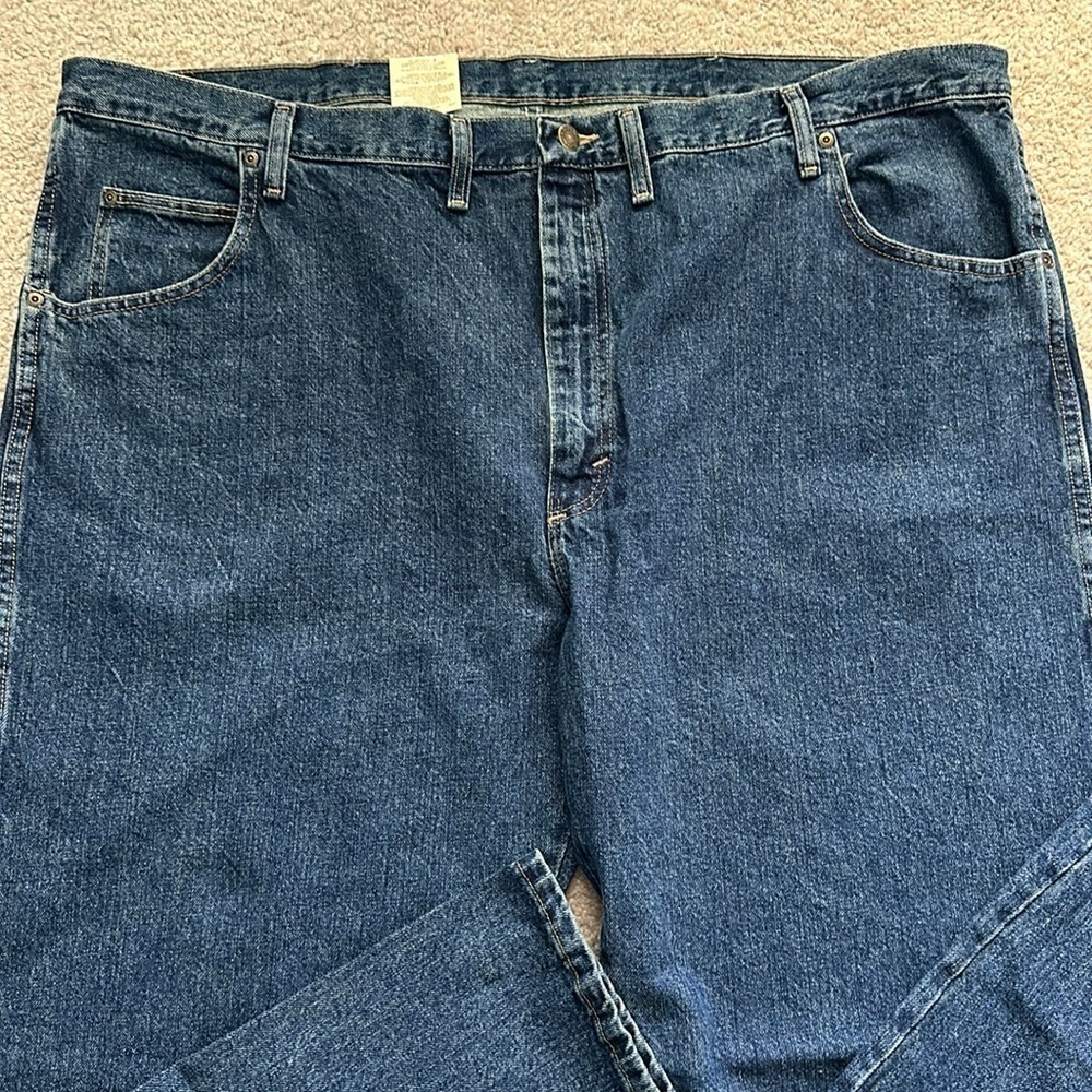 Wrangler Rugged Wear Relaxed Straight Men’s 48x30 Medium Wash Denim NWT - Picture 3 of 6